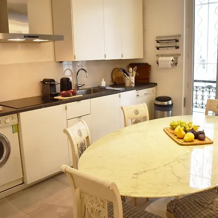 Luxembourg Garden Apartment *